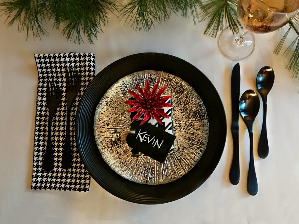 black-plate-kevin-gift-table-setting