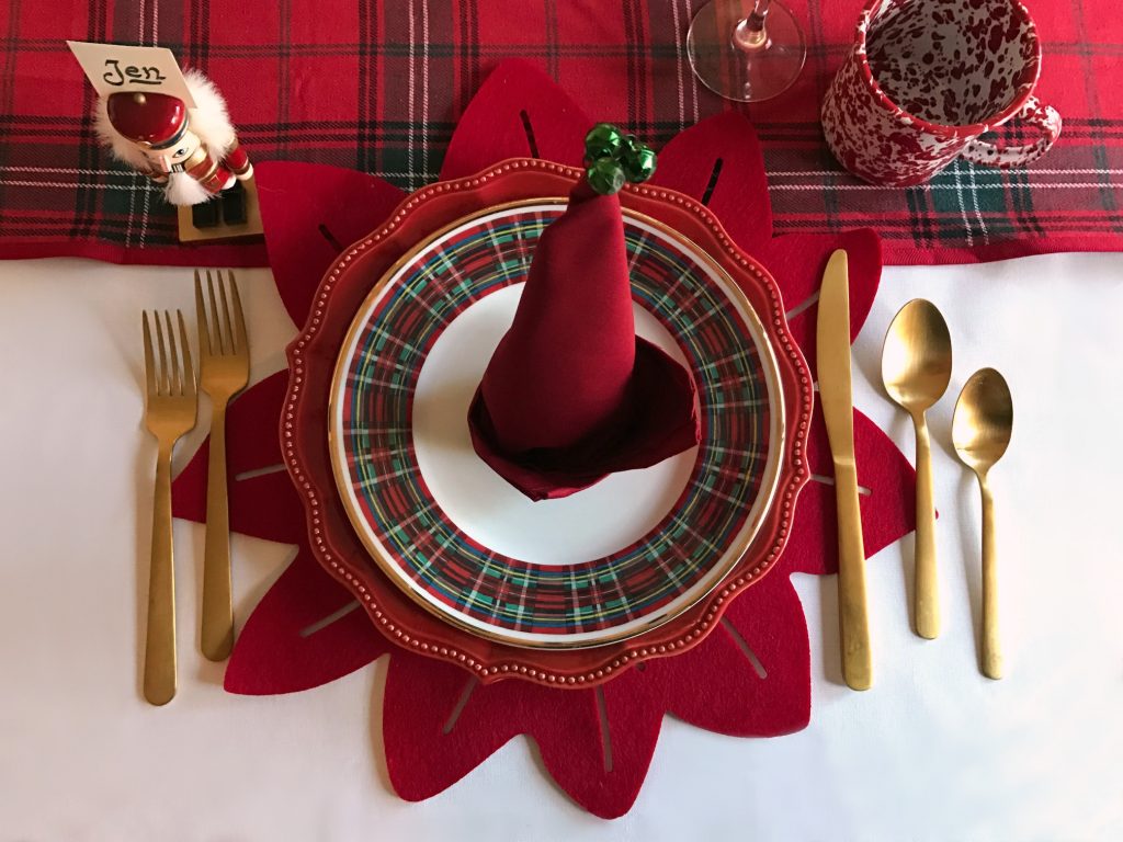 red-holiday-place-setting